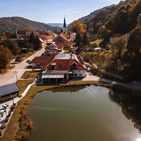Kozjanski Dvor ポドチェトルテク エクステリア 写真